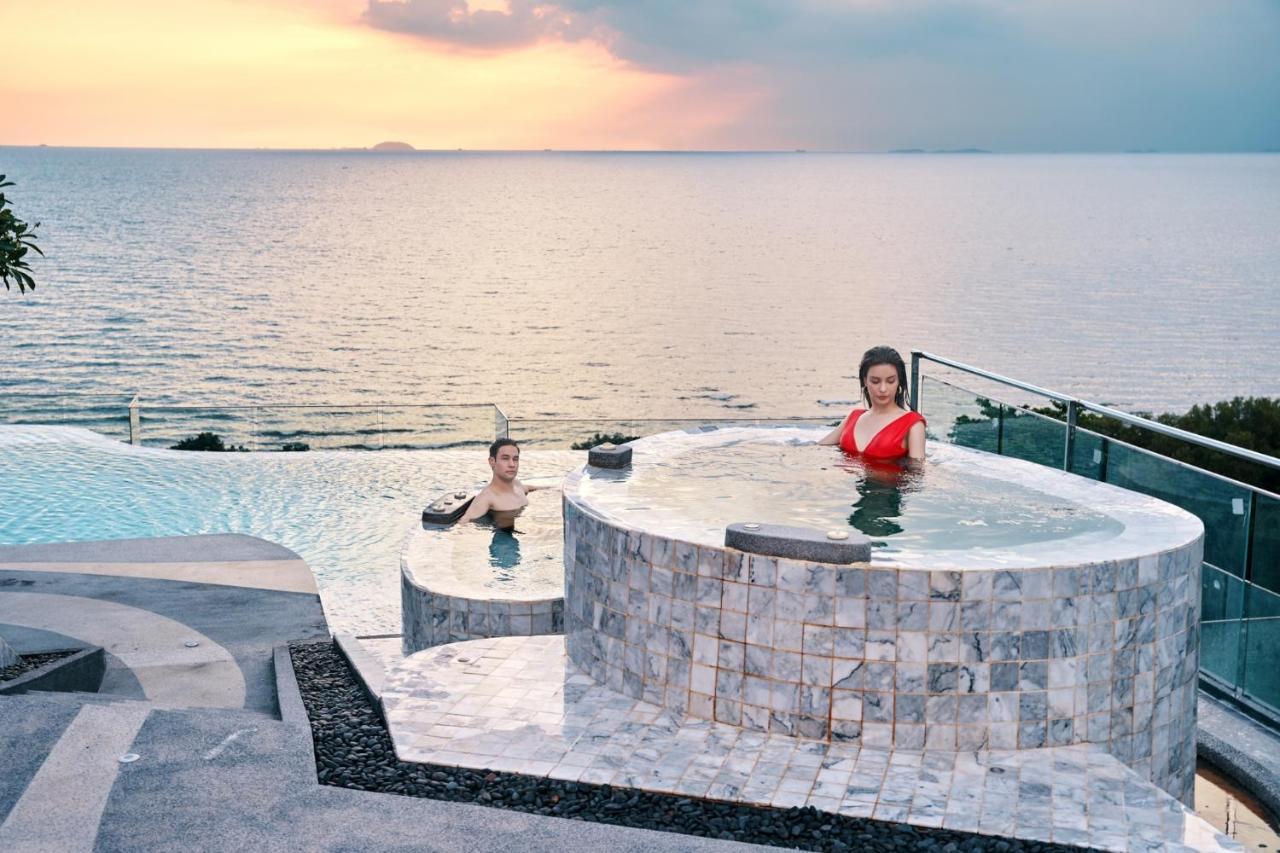 Bayphere Hotel Pattaya Jc Наджомтьєн Екстер'єр фото A hot tub at a resort