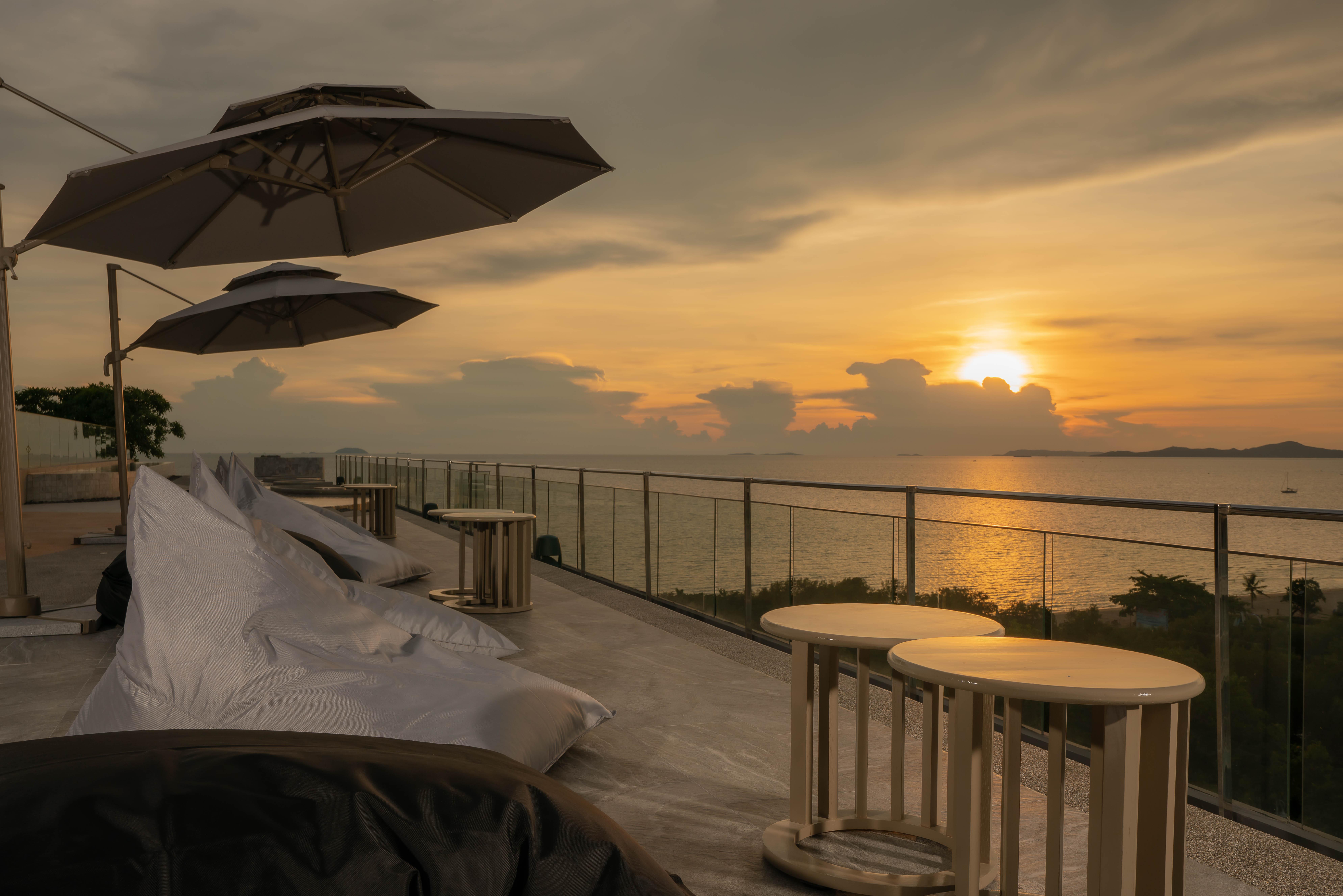 Bayphere Hotel Pattaya Jc Наджомтьєн Екстер'єр фото Sunset at the rooftop bar